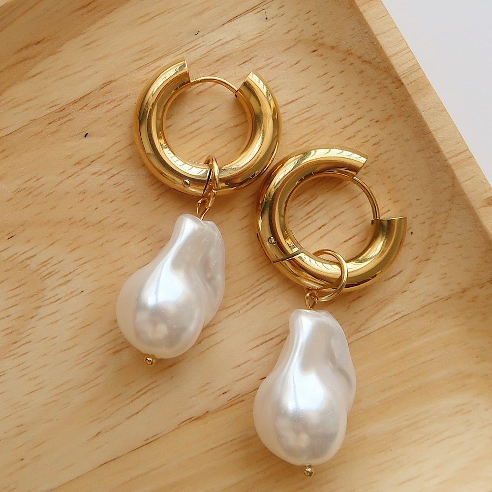 NEW 18K Gold Plated Baroque Pearl Drop Round Huggie Hoop Earrings - Picture 7 of 11